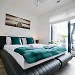 Dom Z Jacuzzi Do 10 Osob Luxhouse