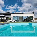Dom Z Jacuzzi Do 10 Osob Luxhouse