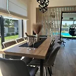 Dom Z Jacuzzi Do 10 Osob Luxhouse