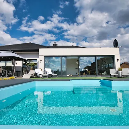Dom Z Basenem I Jacuzzi Do 10 Osob Luxhouse